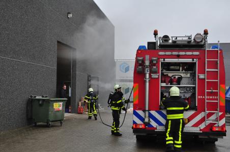 Machine met houtafval in brand in bedrijf Waalwijk