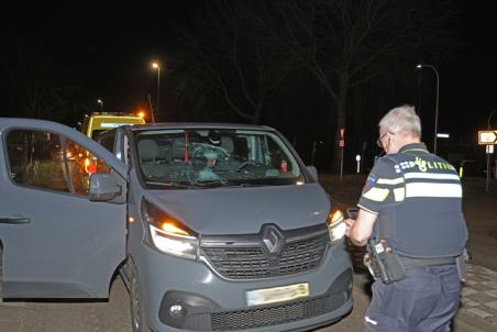 Fietser belandt op voorruit van auto bij aanrijding aan de Bachlaan Waalwijk