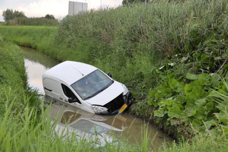 Bestuurder van auto rijdt de sloot in aan de Altenaweg Waalwijk