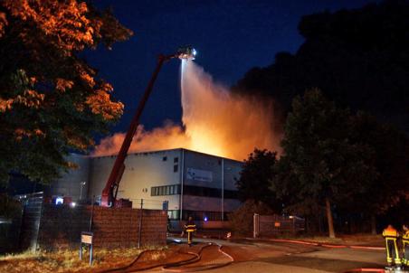 Opnieuw zeer grote brand bij recyclingsbedrijf Huiskes Metaal in Waalwijk