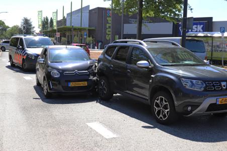 Veel schade na botsing aan de Reigerbosweg Waalwijk