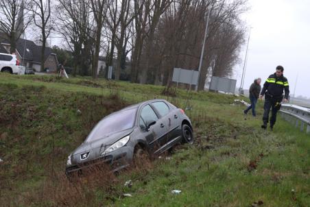 Bestuurder vliegt met auto uit de bocht bij Waalwijk-Oost