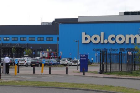 Bol.com ontruimd vanwege brandalarm aan de Pakketweg Waalwijk