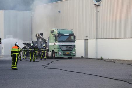 Vrachtwagen in brand bij bedrijf aan de Industrieweg in Waalwijk