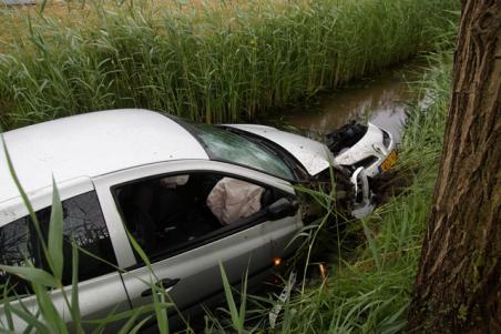 Auto glijdt sloot in door gladde weg in Waalwijk