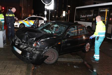 Bestuurder botst met auto tegen Arriva bus aan de Wilhelminastraat Waalwijk