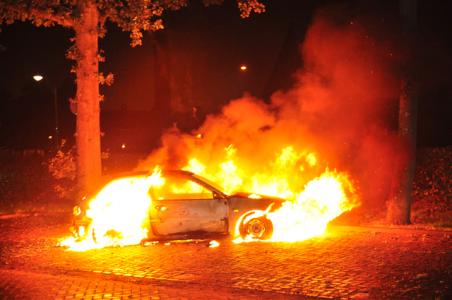 Weer gaat er een auto in vlammen op in Waalwijk