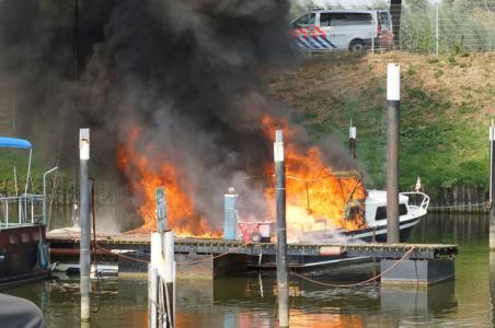 Explosie op boot in Waalwijk, man moet van boord springen om zichzelf in veiligheid te brengen