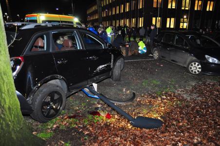 Automobiliste rijdt 2 personen omver bij open avond Dr. Mollercollege aan de Olympiaweg Waalwijk