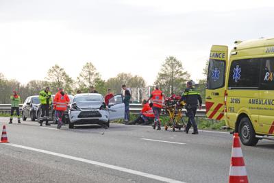 Bestuurder botst achterop vrachtwagen en raakt gewond op de A59 (Maasroute) Waalwijk