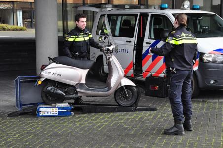 Politie controleert scooters in Waalwijk