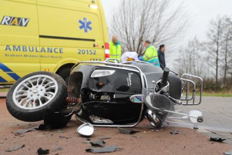 Scooterrijdster gewond geraakt na botsing met auto in Waalwijk