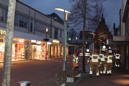 Gedeelte van dak winkel raakt los door wind aan de Stationsstraat Waalwijk