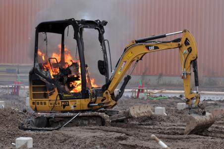 Graafmachine in brand aan de Industrieweg Waalwijk