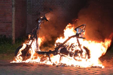 Scooter gaat in vlammen op aan de Winterdijk Waalwijk
