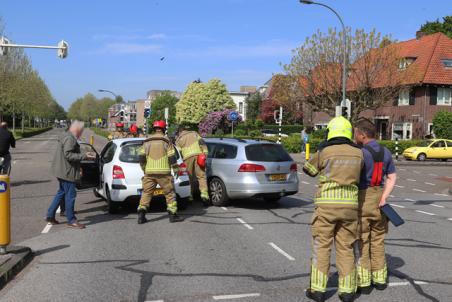 Twee auto’s botsen op elkaar op kruising aan de Noorder Parallelweg/Wilhelminastraat Waalwijk