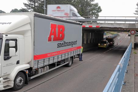 Schade aan vrachtwagen en berucht viaduct aan de Hertog Janstraat Waalwijk