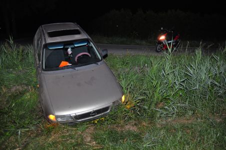 Bestuurder mist bocht en beland met auto in greppel aan de Nieuwe Munnikensteeg Waalwijk