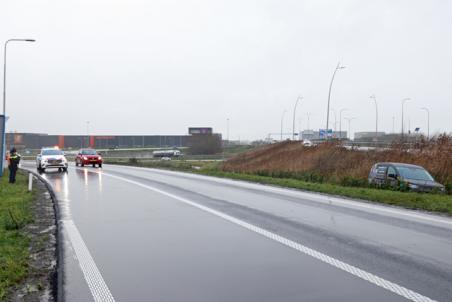 Bestuurder vliegt met auto uit de bocht op de Midden-Brabantweg Waalwijk