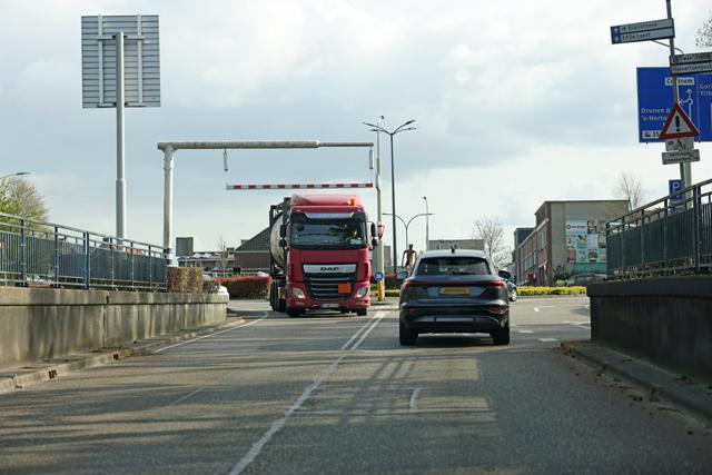 Vrachtwagen ramt hoogtemeter bij berucht viaduct Hertog Janstraat
