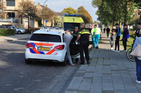 Dronken man slingert met auto over weg en valt achter stuur in slaap in Waalwijk