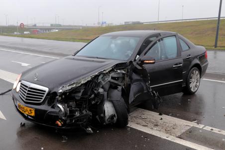 Bestuurder botst met auto tegen vrachtwagen aan de Melkvonderweg Waalwijk