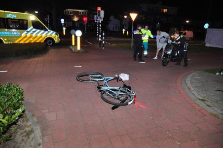 Snorscooter en fietser botsen tegen elkaar aan de Bachlaan Waalwijk