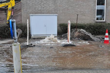 UPDATE: Flink waterballet door kapot getrokken hoofdleiding aan de Burgemeester Teijssenlaan Waalwijk