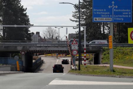Vrachtwagenchauffeur rijdt waarschuwingsbalk eraf bij berucht viaduct aan de Hertog Janstraat Waalwijk