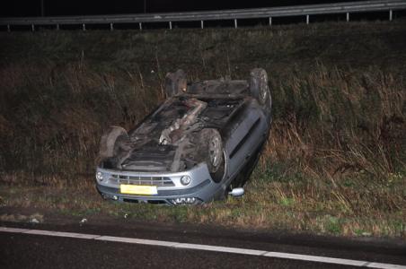 Auto op zijn kop op A59 Waalwijk