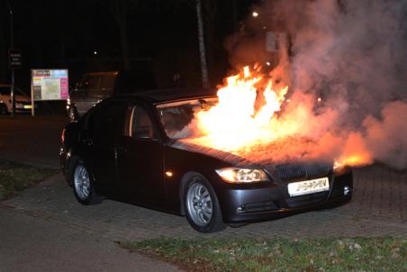 BMW vliegt in brand tijdens het rijden aan de Drunenseweg Waalwijk