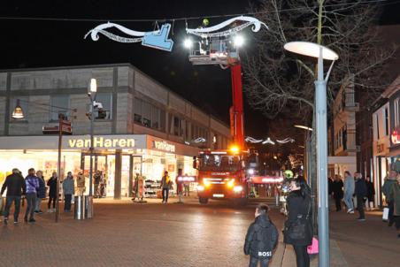 Feestverlichting hangt los in centrum aan de Stationsstraat Waalwijk