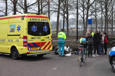 Meisje gaat hard onderuit met haar snorscooter aan de Akkerlaan Waalwijk