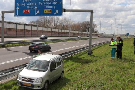 Automobilist belandt met auto naast de A59 (Maasroute) Waalwijk