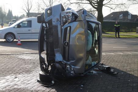 Auto belandt op de kant na aanrijding in Waalwijk