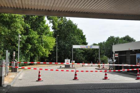 Tankstation Waalwijk weer open, gemeente verwijdert takken maar boom hoeft niet om