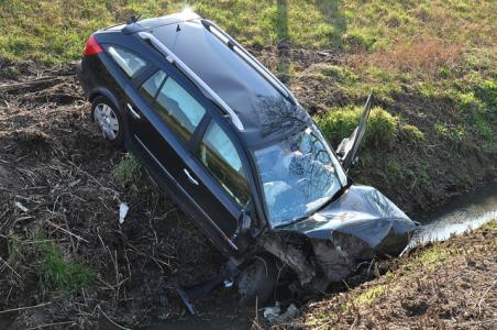 Man ramt paaltjes en crasht in sloot op A59 Waalwijk