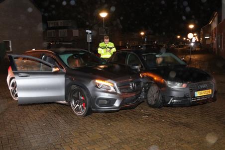 Twee auto’s botsen op elkaar op kruising Pastoor Kuypersstraat Waalwijk