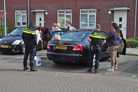 Hulpdiensten bevrijden ingesloten jongetje uit warme auto in Waalwijk