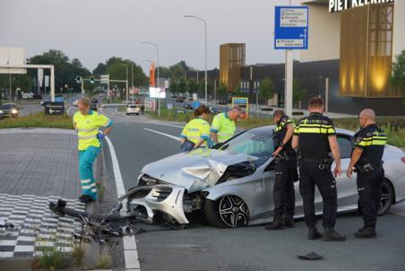 Auto crasht op kruispunt in Waalwijk