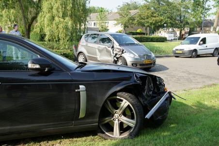Bestuurder jaguar ramt geparkeerde auto in Waalwijk, bestuurder aangehouden