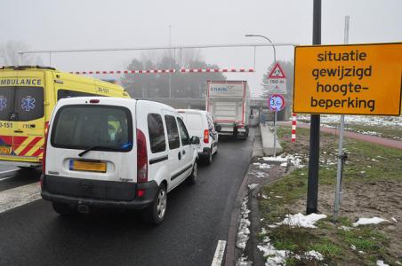 Kleine kettingbotsing door te hoge vrachtwagen bij Waalwijk