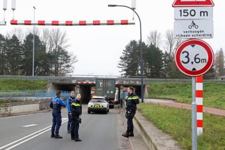Vrachtwagenchauffeur ramt waarschuwingsbalk en staat vast voor viaduct aan de Hertog Janstraat Waalwijk