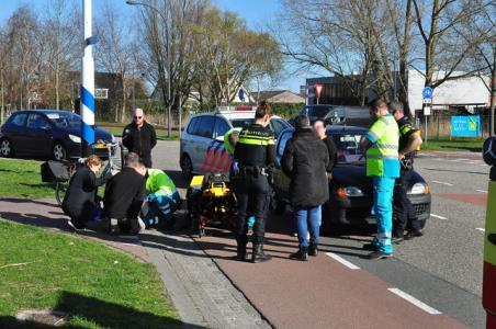 Fietser tijdens het oversteken hard geraakt door auto in Waalwijk, met nekklachten naar ziekenhuis