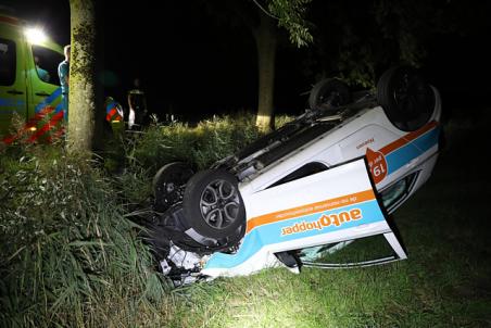 Hulpdiensten zoeken twintig minuten naar auto die over de kop is geslagen