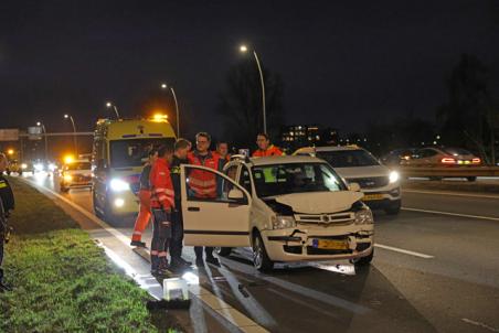 Bestuurster gewond bij kop-staartbotsing op de Midden-Brabantweg in Waalwijk