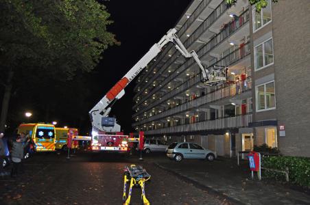 Hoogwerker brandweer wordt ingezet aan het Larixplein Waalwijk