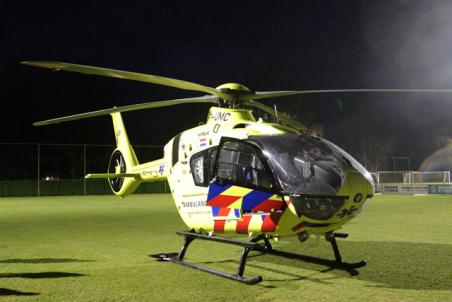 Traumahelikopter landt op voetbalveld W.S.C aan de Akkerlaan Waalwijk