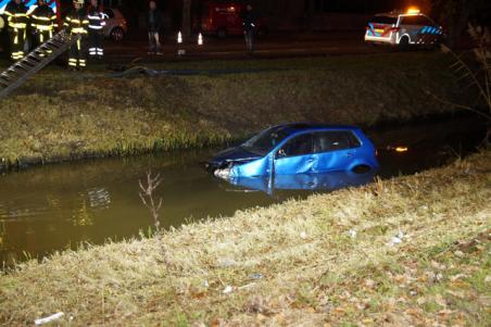 Auto duikt in water, &#039;we zijn van de weg geraakt&#039;, melden inzittenden