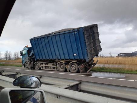 Vrachtwagen zakt door eigen as op A59 bij Waalwijk